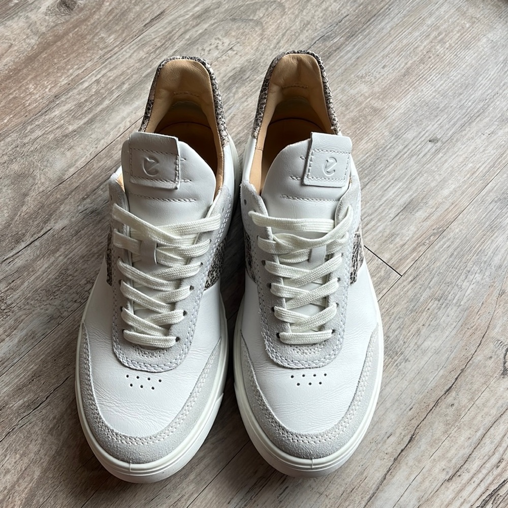 ECCO Women’s White Street Tray Leather Sneaker 37